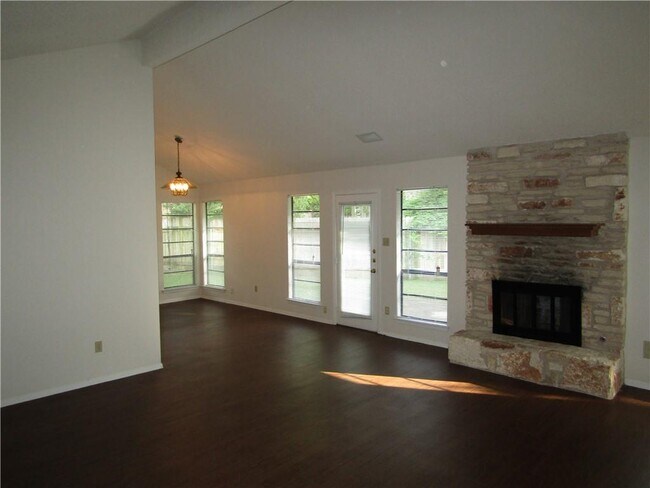 Building Photo - 405 Arrow Head