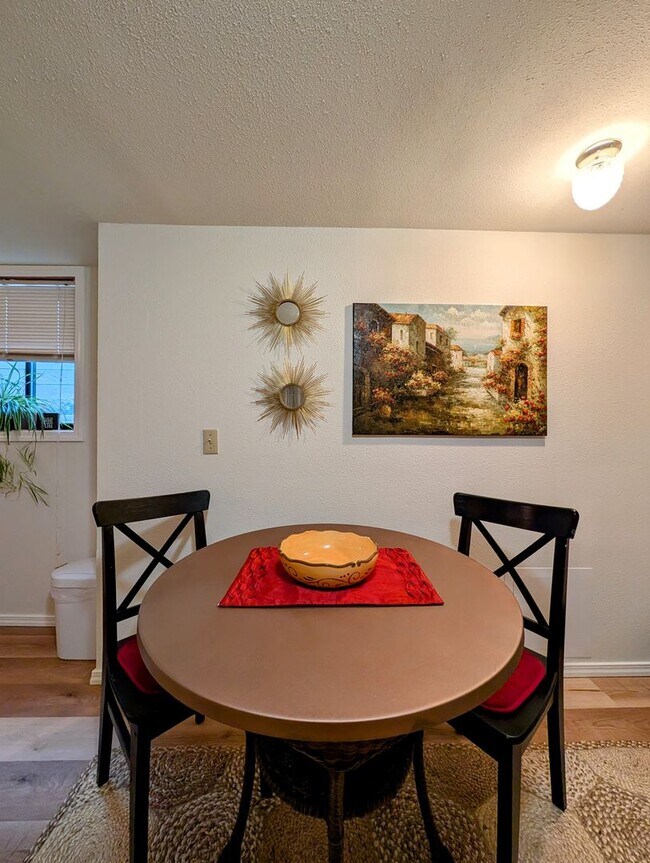 Building Photo - Fully furnished, short term 1 bedroom!
