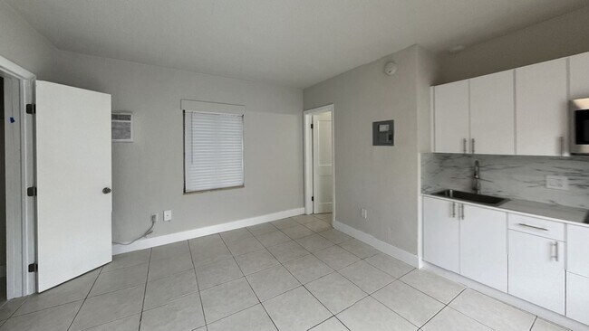 Building Photo - 930 SW 6 St | Little Havana (East Little Havana)