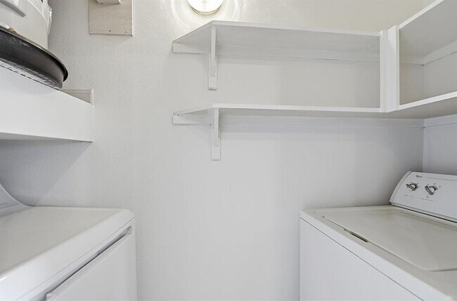 Building Photo - 6000 Shepherd Mountain Cove