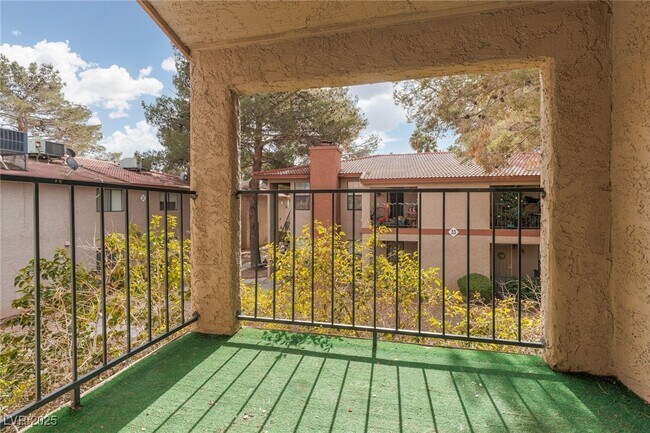 Building Photo - 5576 W Rochelle Ave.