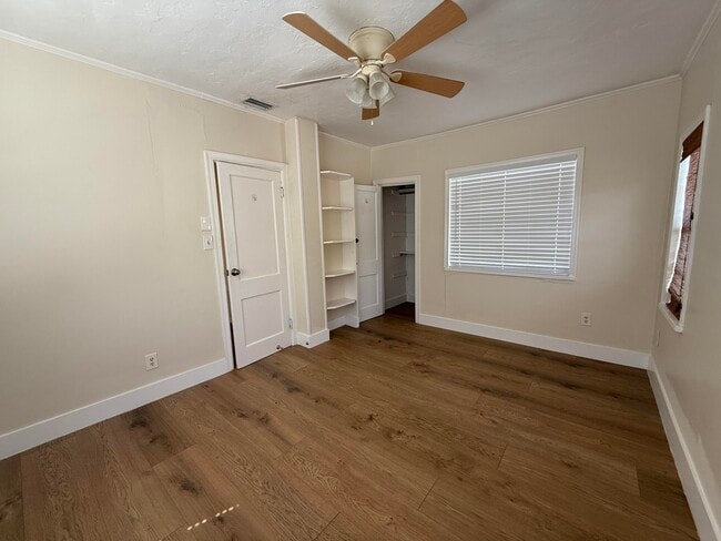 Building Photo - 359 Greenbriar Dr