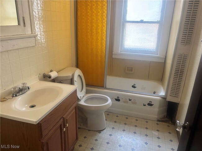 Building Photo - 1247 E 137th St