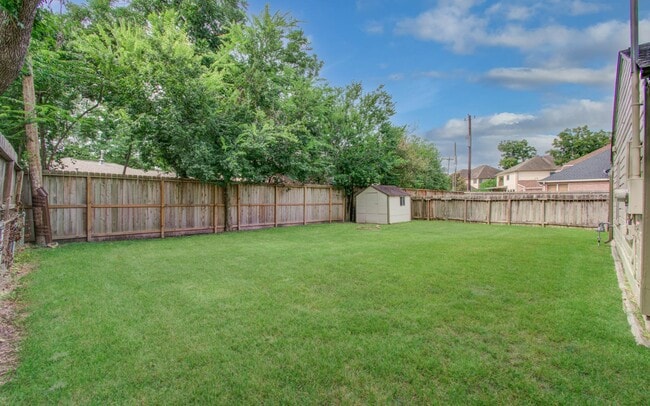 Building Photo - 5519 Huisache St