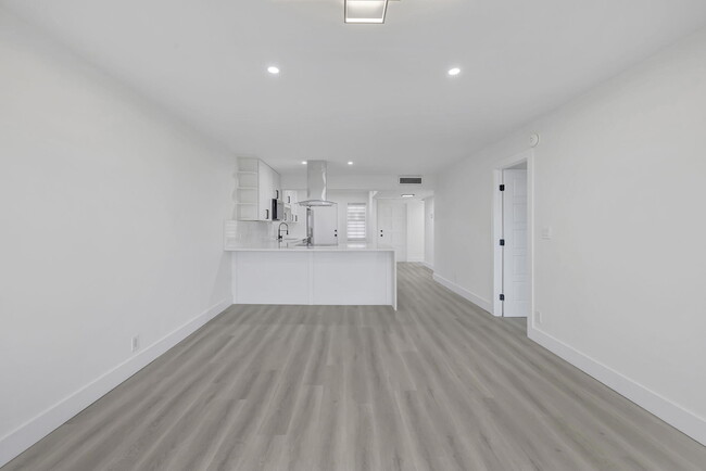 Building Photo - 3050 N Palm Aire Dr