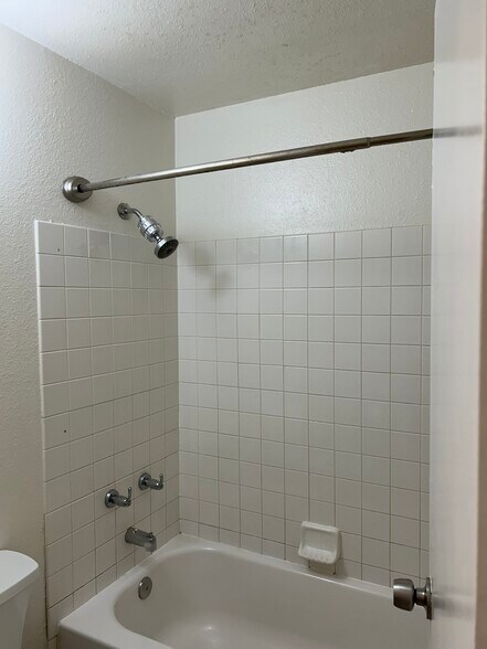 Building Photo - 1350 Golden Cir