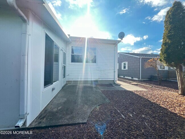 Building Photo - 9 Westport Dr