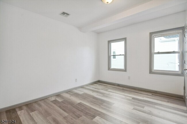 Building Photo - 143 Valley Rd