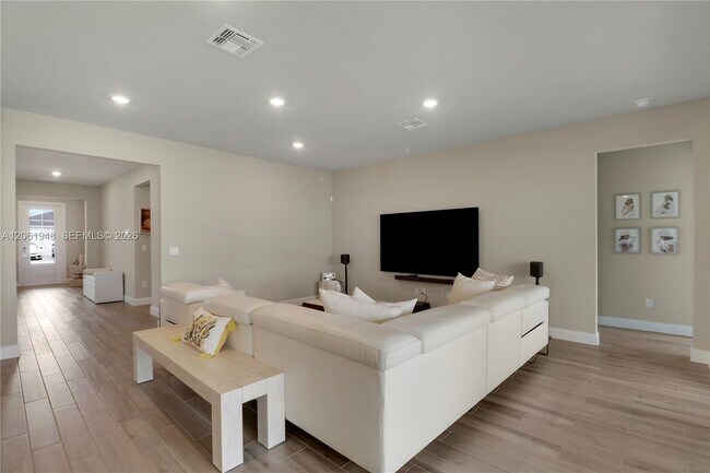 Building Photo - 6489 Cloverdale Ave