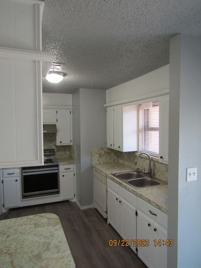 Building Photo - Very nice spacious home located in the Eis...