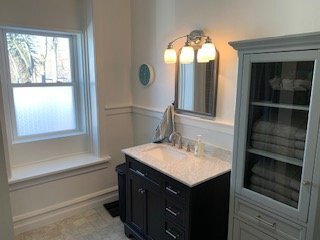 Building Photo - 423 E Portage Ave