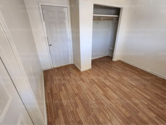 Building Photo - 3 bedroom/ 2 bathroom home