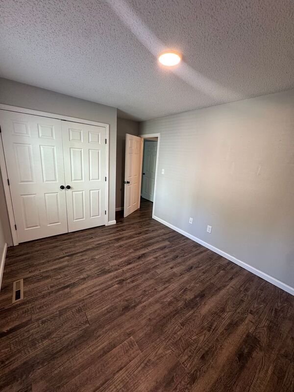 Building Photo - 1138 E Walnut St