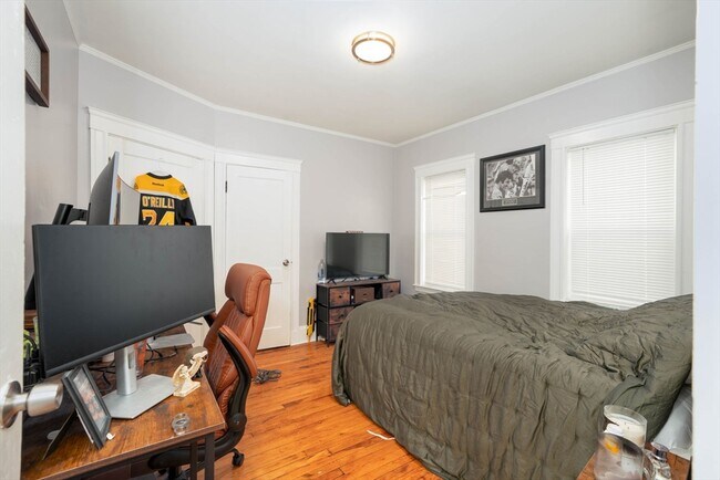 Building Photo - 287 Medford St