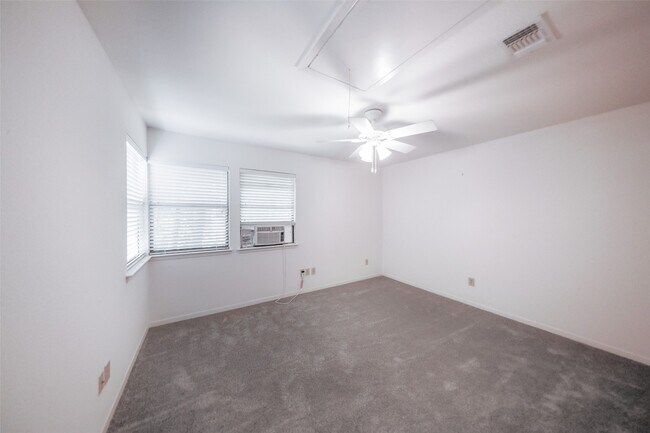 Building Photo - 70 Cokeberry Ct