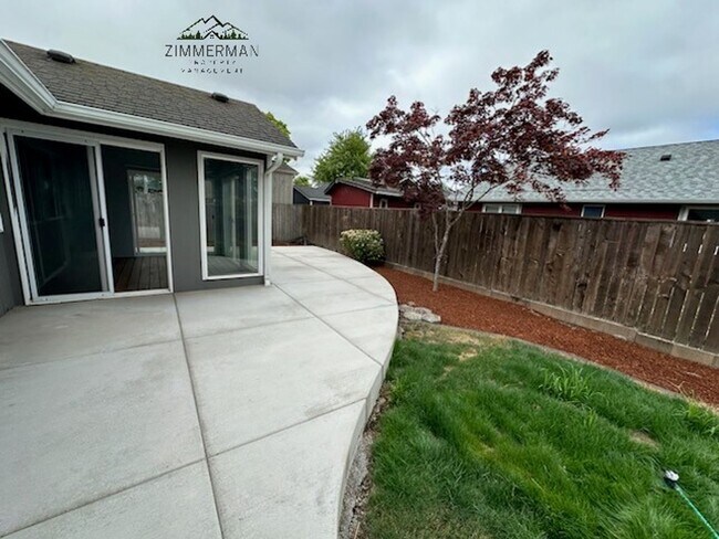 Building Photo - 495 Emily Ln