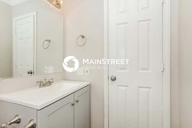 Building Photo - 4 Bedroom Pet-Friendly Home in Antioch, TN with Main Street Renewal