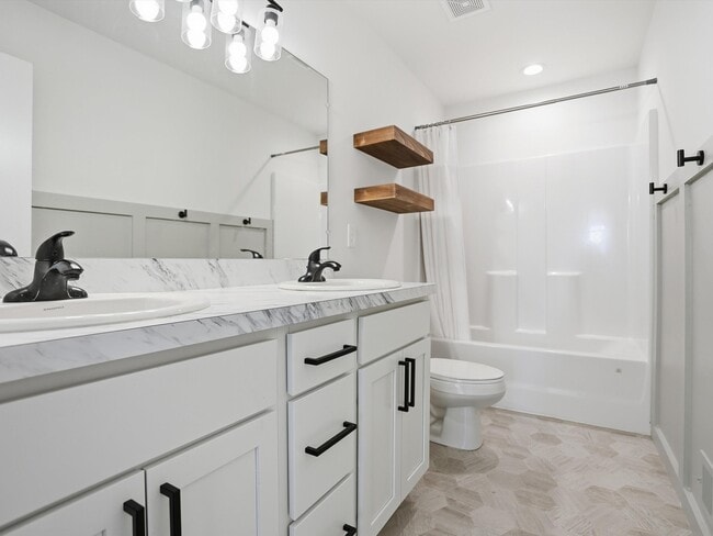 Building Photo - 6246 Hawthorne Ave