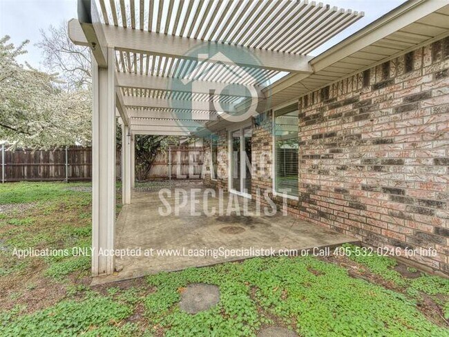 Building Photo - Stunning Yukon 3 Bed 2 Bath Home Available...