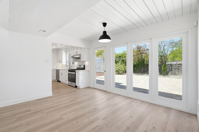 Building Photo - Light-Filled Home on Expansive Lot in Top-Rated School District with Vaulted Ceilings & Entertain...