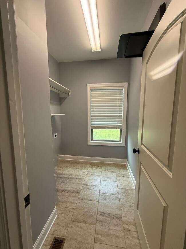 Building Photo - 3 Bedroom 3 Bath Pool Home in Columbia off...