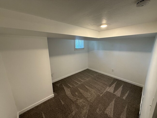 Building Photo - Newley renovated 4 bedroom home!