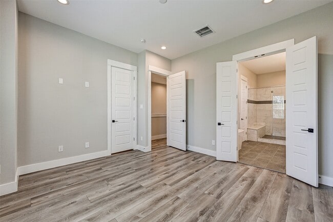 Building Photo - 1302 W 24th St