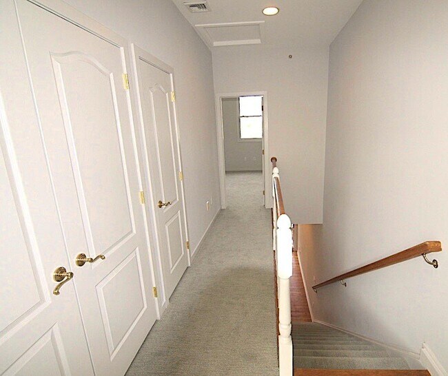 Building Photo - 14 Sedgewick Village Ln