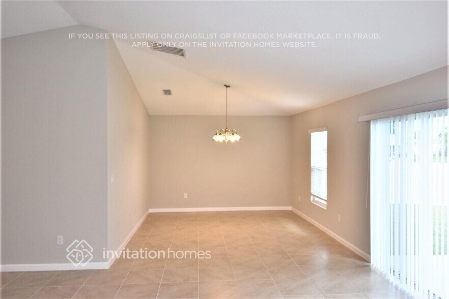 Building Photo - 301 SW Log Dr