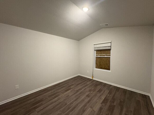 Building Photo - Charming 4-Bedroom Home with Spacious Livi...