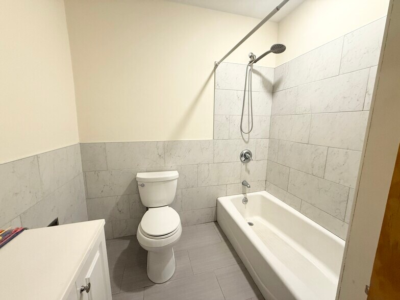 Building Photo - 149 Hillside St