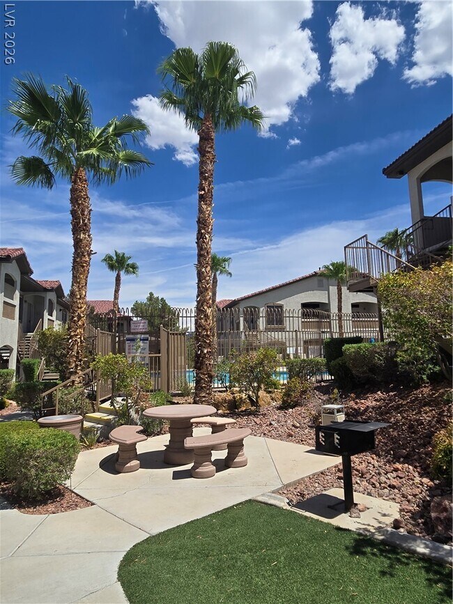 Building Photo - 2305 W Horizon Ridge Pkwy