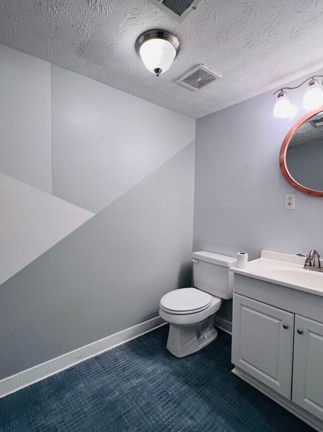 Building Photo - 3 bed/2 bath Townhome - 2.2 miles from Auburn University!