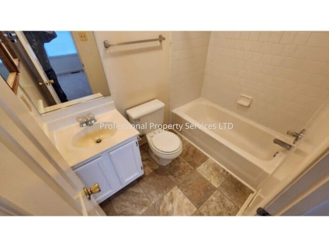 Building Photo - Beautiful 3 Level Garage Townhome Convenient Location!