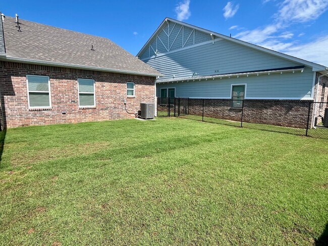 Building Photo - Large 1 Bed, 1 Bath in Beautifully Well-Maintained Neighborhood!! New Construction!!