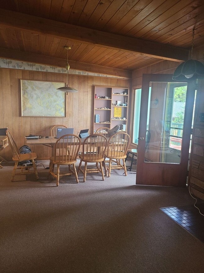 Building Photo - Charming Waterfront Cabin on San Juan Drive 5 month lease through winter.