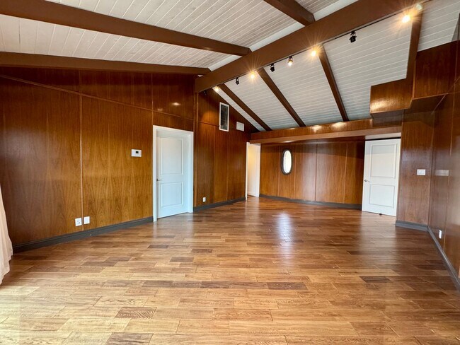 Building Photo - Magnificent views! Completely Private! One...