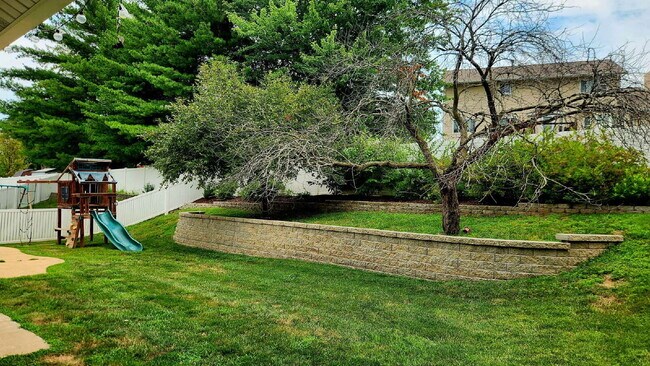Building Photo - "Charming 3-Bed Oasis with 2.5 Baths on Carrington Court!"