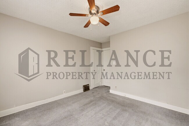 Building Photo - 703 S Grove Dr