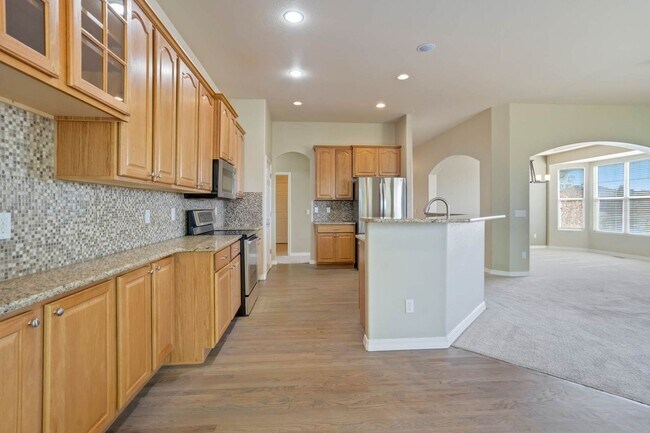 Building Photo - Main Level Living in Pine Creek...Views ar...