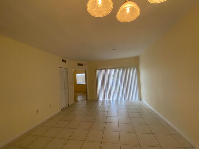 Building Photo - 1157 Golden Lakes Blvd