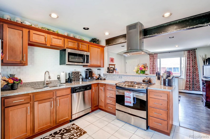 Updated kitchen with stainless steel appliances - 2838 Xavier St