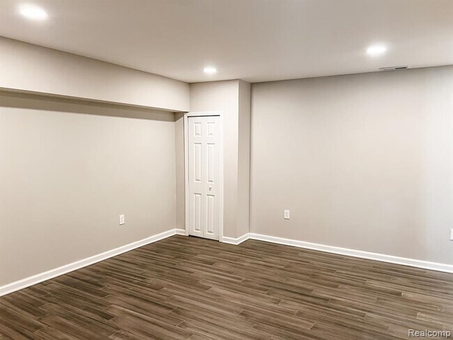 Building Photo - 1104 E Oak Dr