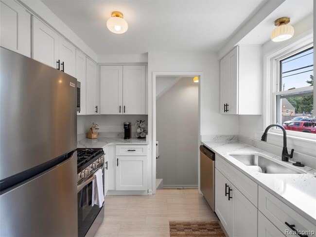 Building Photo - 1027 S Wilson Ave