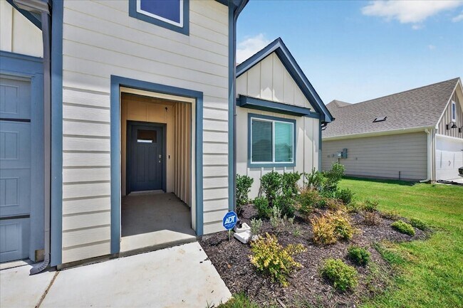 Building Photo - 728 Orchid Wy