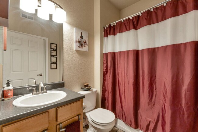 Building Photo - Updated 2 Bedroom, 2 Bath First Level Condo in Gated Community