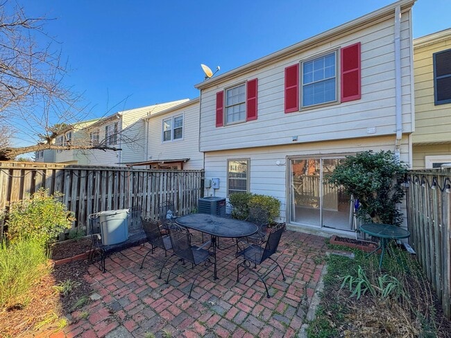 Building Photo - Relaxing 3 Bed 2 Bath Brick Townhome With Fenced Yard In Beautiful Franconia Commons