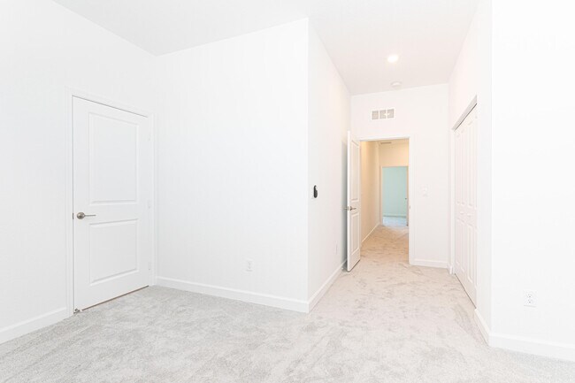 Building Photo - 630 SE Lk Fls St