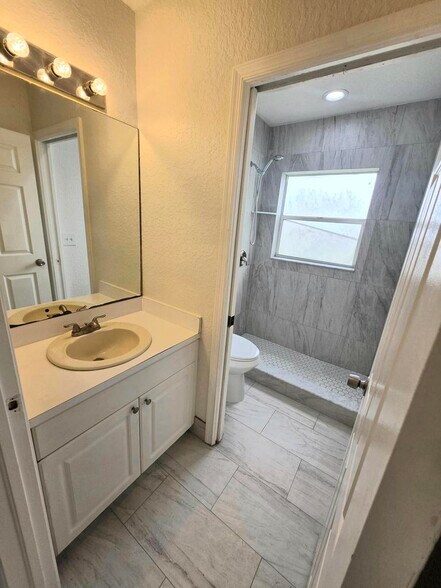 Building Photo - 569 E Ridge Cir N