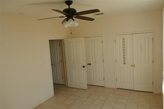 Building Photo - 112 Sandstone Dr